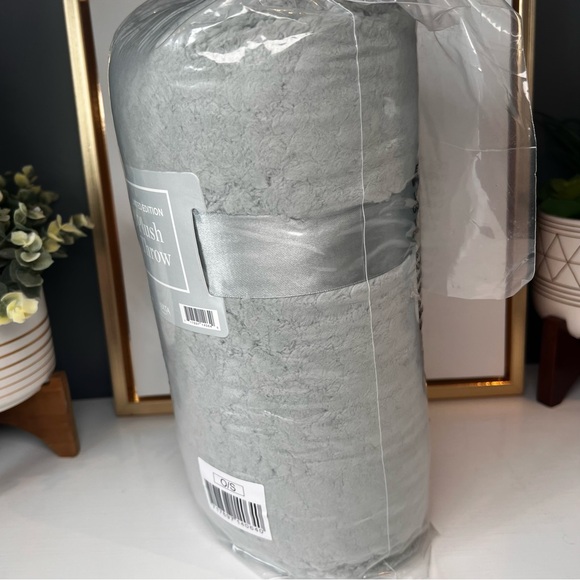 Ulta Limited Edition Sage Light Green Throw Blanket One Size 50” x 60” - Picture 3 of 4